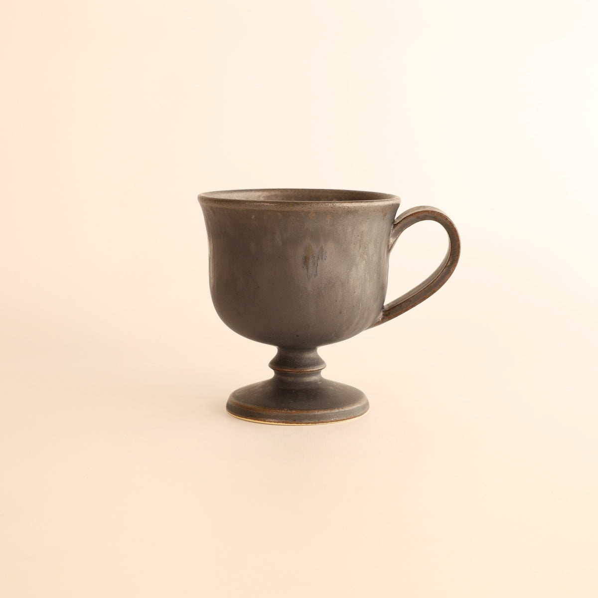 【兵庫県：yoshidapottaryさん】玉脚コーヒーカップさびいろすす 商品画像