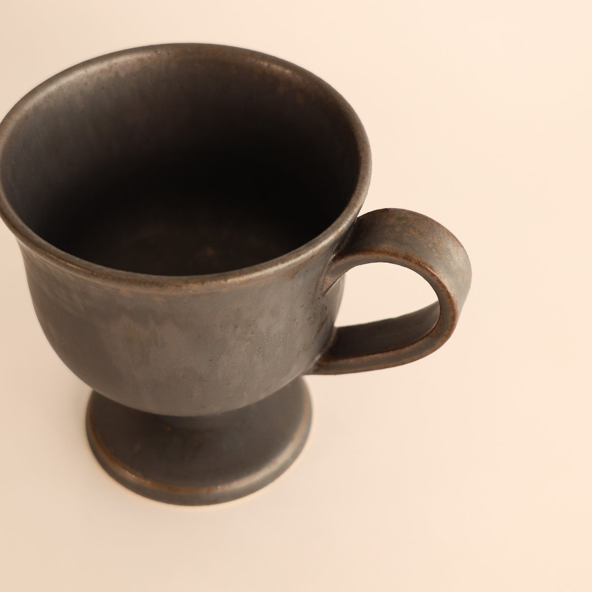 【兵庫県：yoshidapottaryさん】玉脚コーヒーカップさびいろすす 商品画像 4